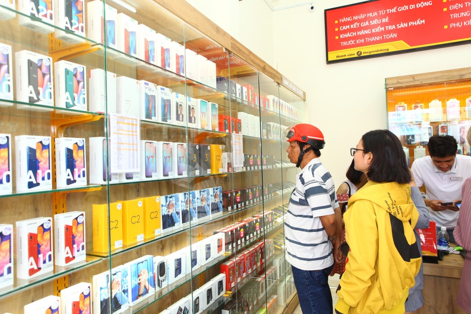 Cửa hàng Điện thoại siêu rẻ mỗi ngày chỉ bán được 3-4 máy, doanh thu khiêm tốn - 1 Cửa hàng Điện thoại siêu rẻ mỗi ngày chỉ bán được 3-4 máy, doanh thu khiêm tốn - 1