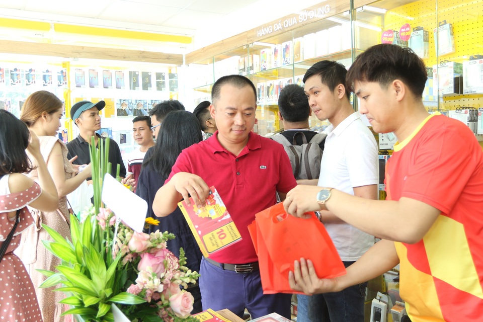 Cửa hàng Điện thoại siêu rẻ mỗi ngày chỉ bán được 3-4 máy, doanh thu khiêm tốn - 2 Cửa hàng Điện thoại siêu rẻ mỗi ngày chỉ bán được 3-4 máy, doanh thu khiêm tốn - 2