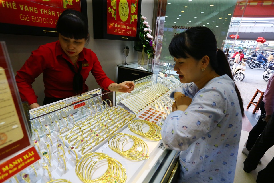 Giá vàng vọt lên đỉnh cao, dự báo còn tăng tiếp - 1 Giá vàng vọt lên đỉnh cao, dự báo còn tăng tiếp - 1