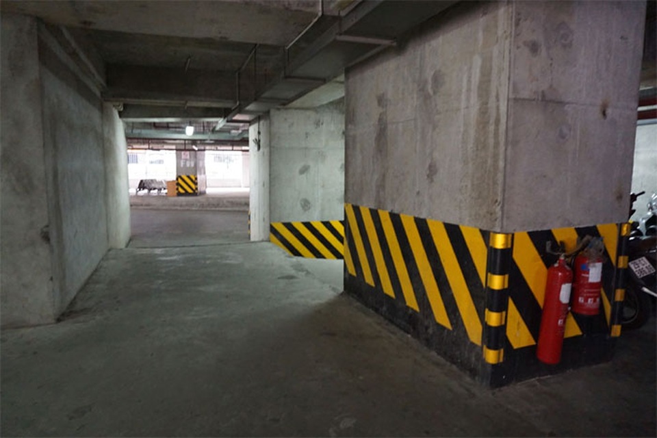 Hà Nội: Người đàn ông nghi say xỉn rồi sàm sỡ, hành hung phụ nữ tại tầng hầm chung cư - 3 Hà Nội: Người đàn ông nghi say xỉn rồi sàm sỡ, hành hung phụ nữ tại tầng hầm chung cư - 3