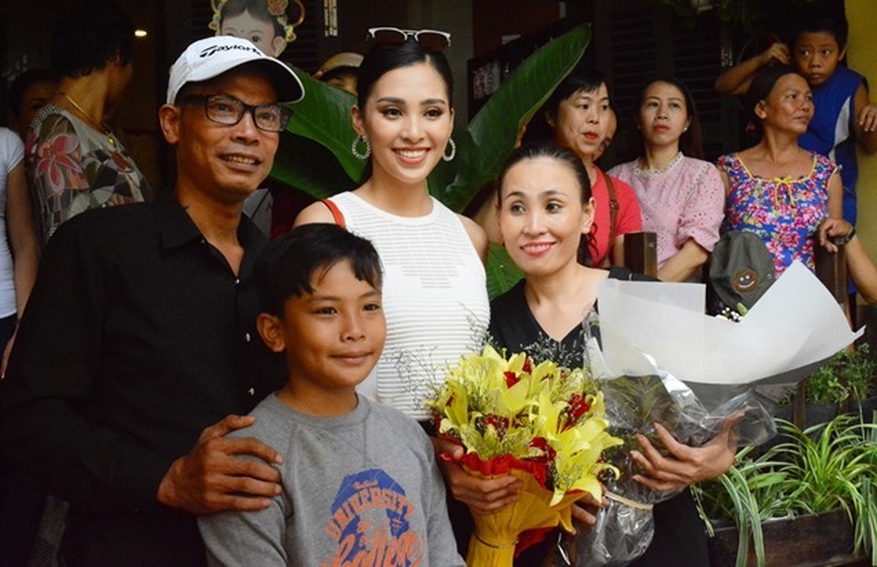 Ông nội Hoa hậu Tiểu Vy qua đời, nhiều sao Việt gửi lời chia buồn - 1 Ông nội Hoa hậu Tiểu Vy qua đời, nhiều sao Việt gửi lời chia buồn - 1