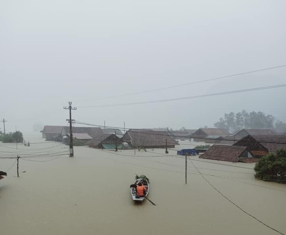 Phó Thủ tướng Vương Đình Huệ đến thăm và tặng quà bà con vùng lũ  - 5