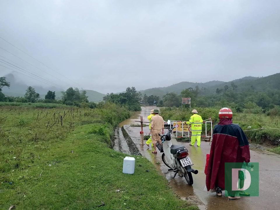 Miền Trung mênh mông nước lũ, hàng trăm ngôi nhà ngập đến tận nóc - 16 Miền Trung mênh mông nước lũ, hàng trăm ngôi nhà ngập đến tận nóc - 16