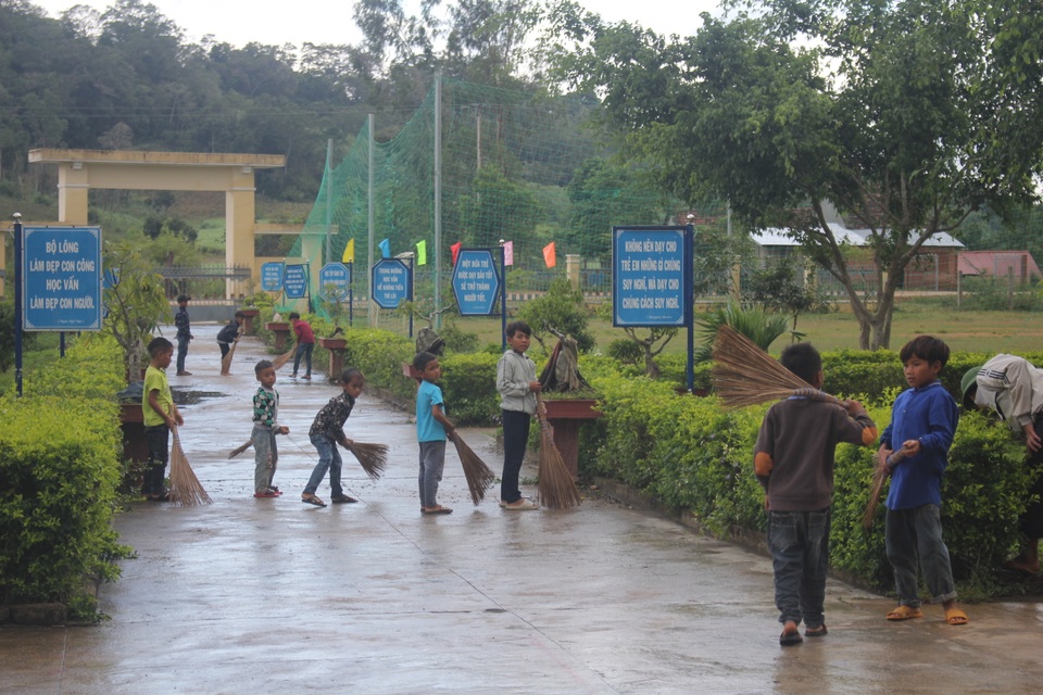 Vượt núi, đến từng nhà vận động học sinh đầu năm học mới - 5 Vượt núi, đến từng nhà vận động học sinh đầu năm học mới - 5