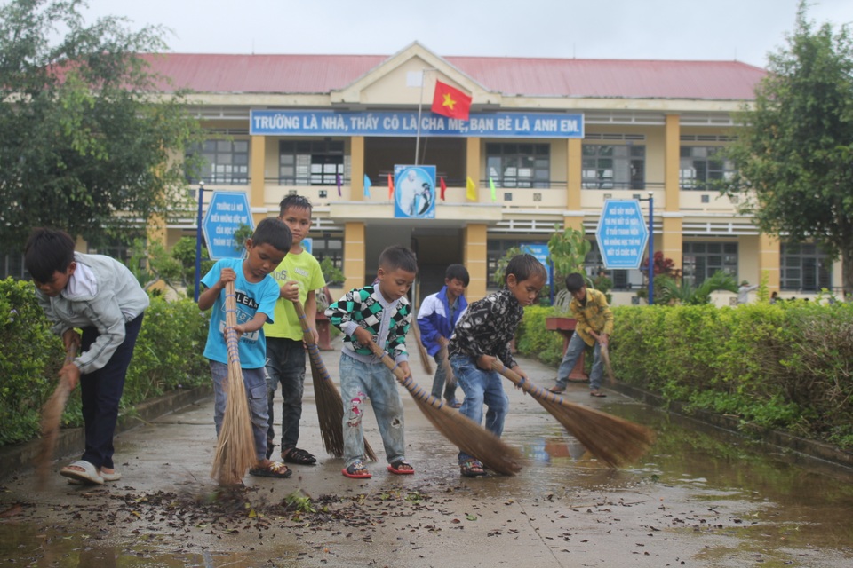 Vượt núi, đến từng nhà vận động học sinh đầu năm học mới - 6 Vượt núi, đến từng nhà vận động học sinh đầu năm học mới - 6