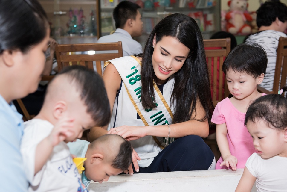 Hoa hậu Quốc tế Mariem Velazco mang Trung thu đến với trẻ em tàn tật - 9 Hoa hậu Quốc tế Mariem Velazco mang Trung thu đến với trẻ em tàn tật - 9