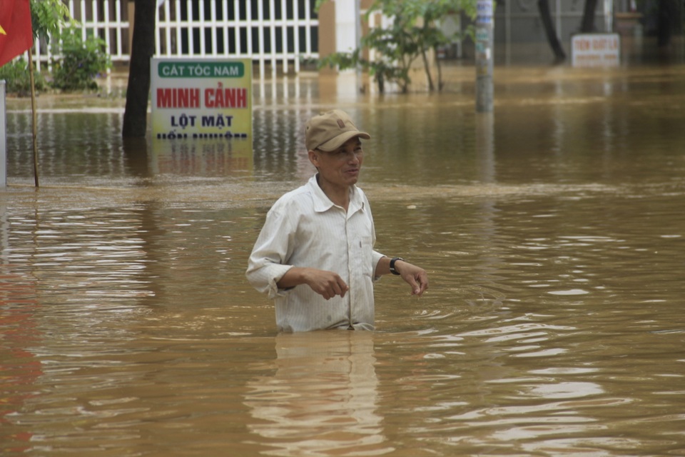 Miền Trung mênh mông nước lũ, hàng trăm ngôi nhà ngập đến tận nóc - 3 Miền Trung mênh mông nước lũ, hàng trăm ngôi nhà ngập đến tận nóc - 3