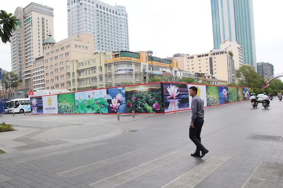 Chấn chỉnh tình trạng biển hiệu tiếng nước ngoài lấn át tiếng Việt ở trung tâm TPHCM - 3 Chấn chỉnh tình trạng biển hiệu tiếng nước ngoài lấn át tiếng Việt ở trung tâm TPHCM - 3