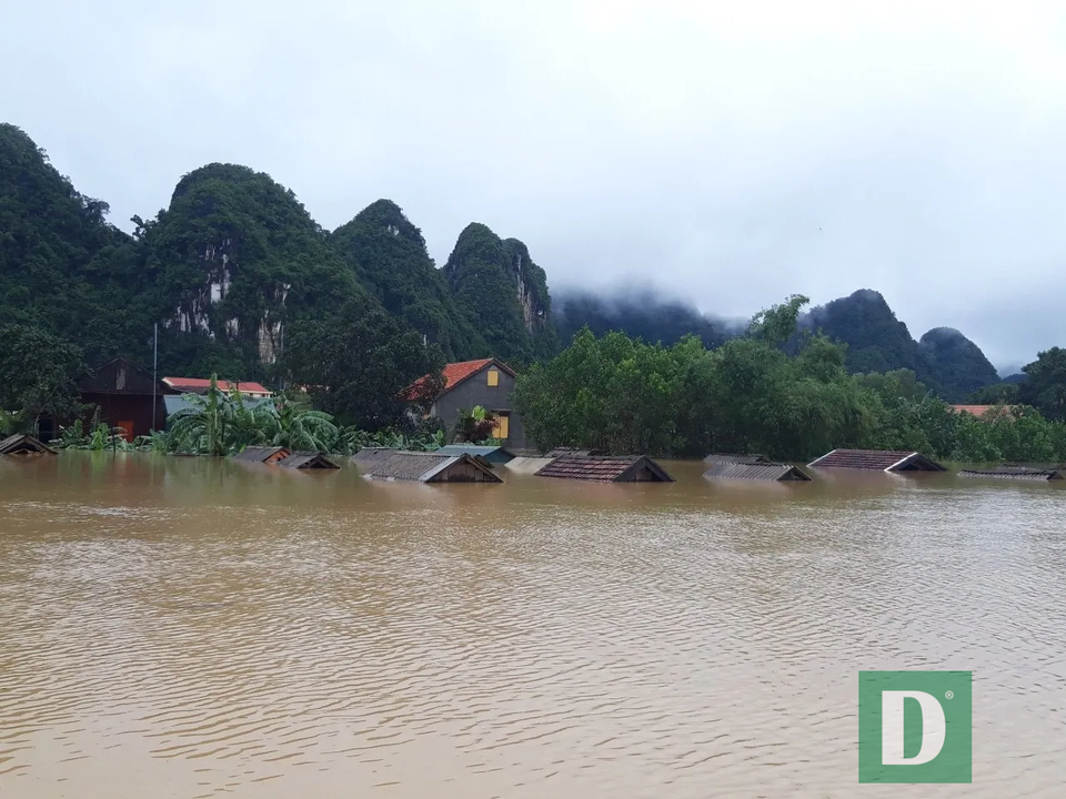 Miền Trung mênh mông nước lũ, hàng trăm ngôi nhà ngập đến tận nóc - 26 Miền Trung mênh mông nước lũ, hàng trăm ngôi nhà ngập đến tận nóc - 26