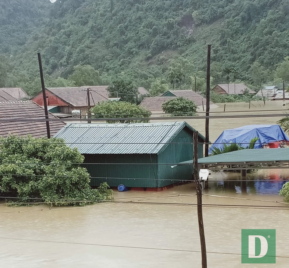 Miền Trung mênh mông nước lũ, hàng trăm ngôi nhà ngập đến tận nóc - 24 Miền Trung mênh mông nước lũ, hàng trăm ngôi nhà ngập đến tận nóc - 24