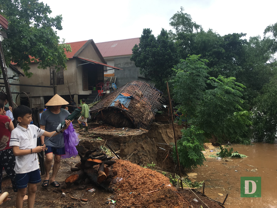 Nước lũ lên nhanh gây ngập, chia cắt nhiều nơi tại Quảng Bình - 5  Nước lũ lên nhanh gây ngập, chia cắt nhiều nơi tại Quảng Bình - 5