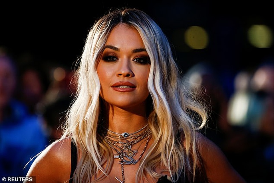 Rita Ora khoe ngực ngoại cỡ với váy đen táo bạo - 9 Rita Ora khoe ngực ngoại cỡ với váy đen táo bạo - 9