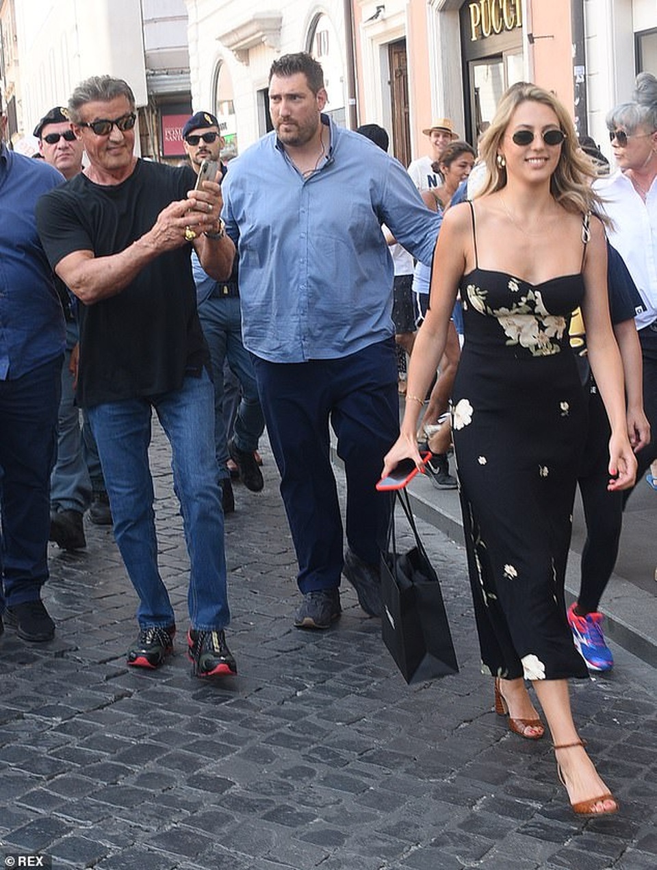 Người hùng cơ bắp Sylvester Stallone rạng rỡ đi chơi cùng vợ con - 1 Người hùng cơ bắp Sylvester Stallone rạng rỡ đi chơi cùng vợ con - 1