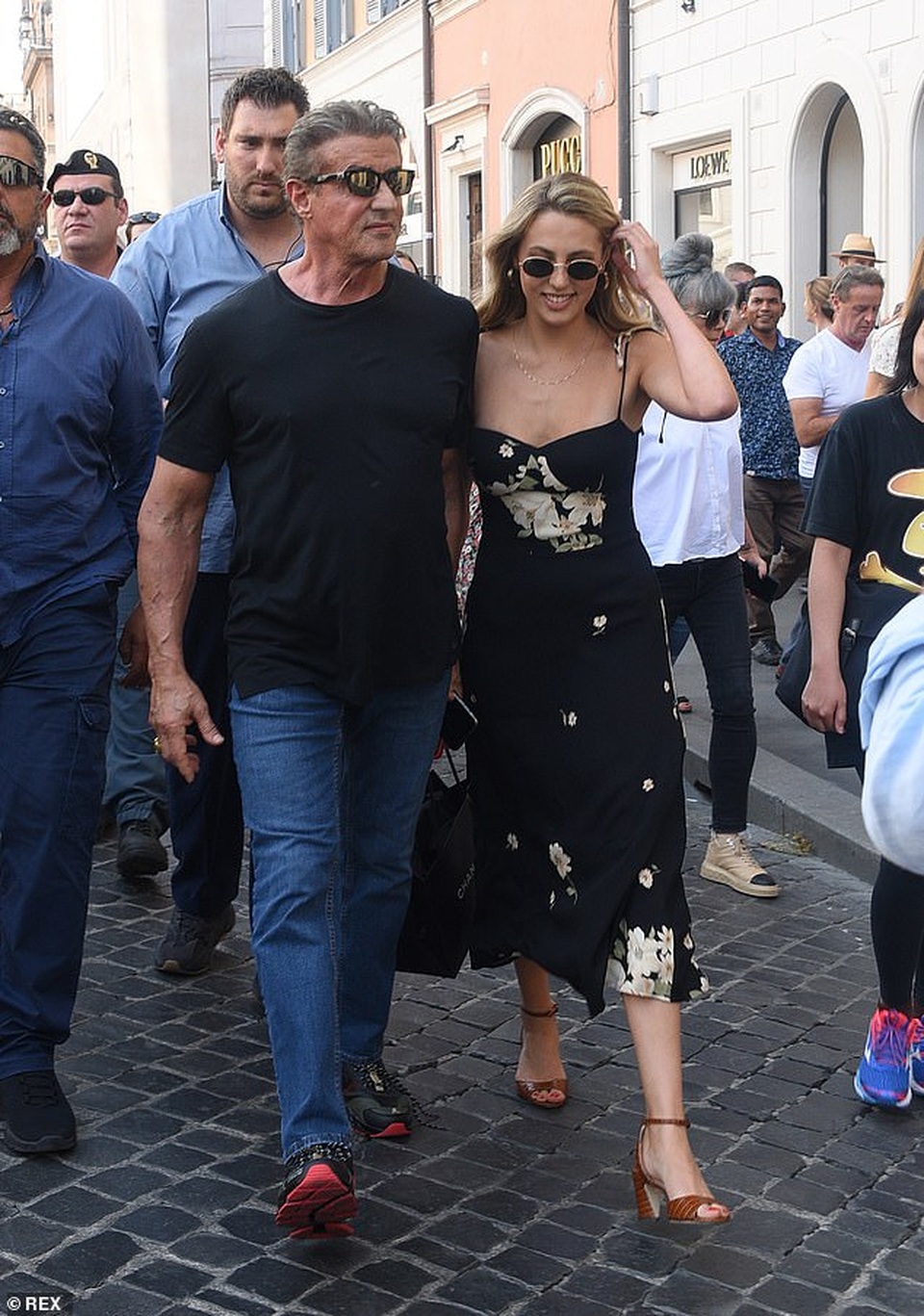 Người hùng cơ bắp Sylvester Stallone rạng rỡ đi chơi cùng vợ con - 2 Người hùng cơ bắp Sylvester Stallone rạng rỡ đi chơi cùng vợ con - 2