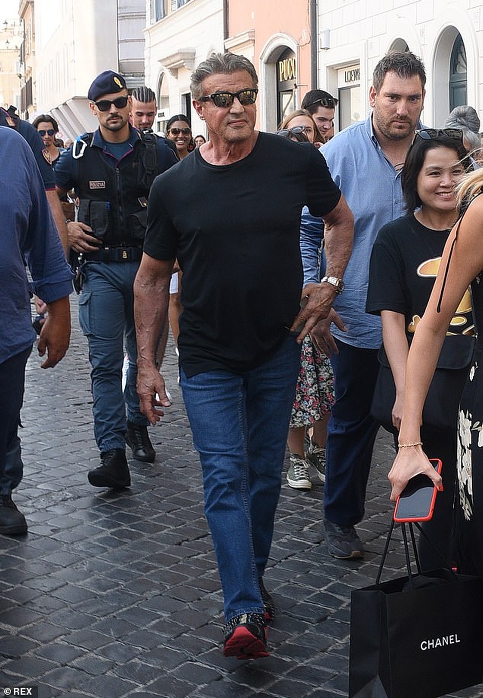 Người hùng cơ bắp Sylvester Stallone rạng rỡ đi chơi cùng vợ con - 4 Người hùng cơ bắp Sylvester Stallone rạng rỡ đi chơi cùng vợ con - 4