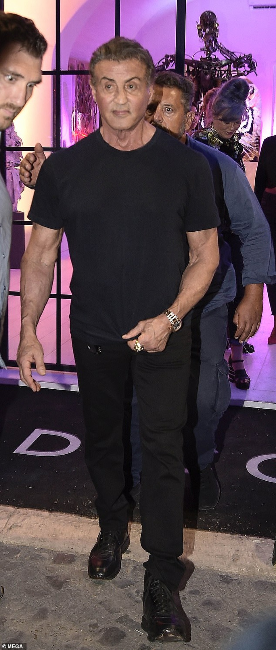 Người hùng cơ bắp Sylvester Stallone rạng rỡ đi chơi cùng vợ con - 6 Người hùng cơ bắp Sylvester Stallone rạng rỡ đi chơi cùng vợ con - 6