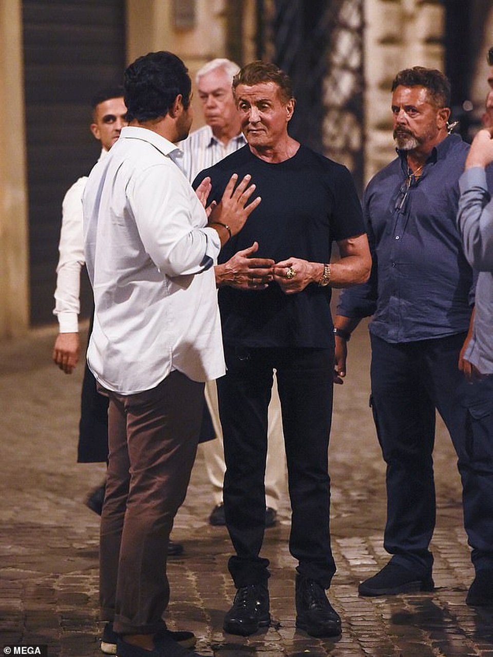 Người hùng cơ bắp Sylvester Stallone rạng rỡ đi chơi cùng vợ con - 11 Người hùng cơ bắp Sylvester Stallone rạng rỡ đi chơi cùng vợ con - 11