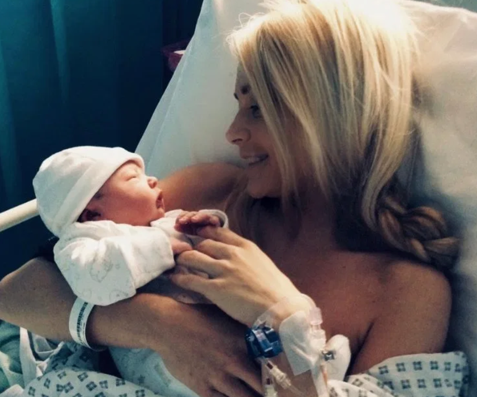 Rớt hàm xem em bé tự rút chân ra khỏi bụng mẹ lúc sinh mổ - 1