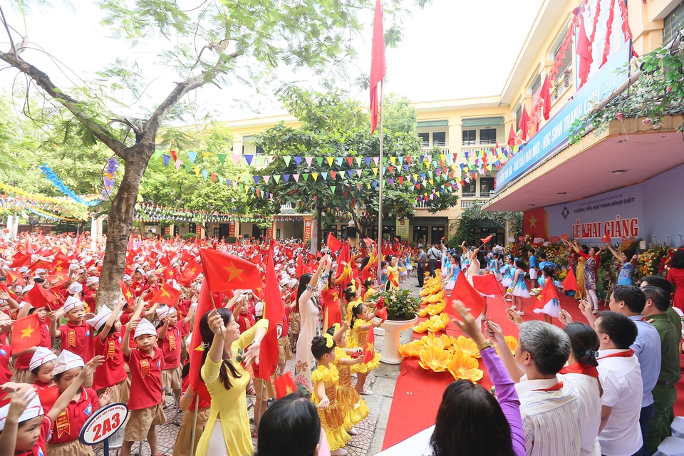 Không khí ngày hội toàn dân đưa trẻ tới trường - 3 Không khí ngày hội toàn dân đưa trẻ tới trường - 3