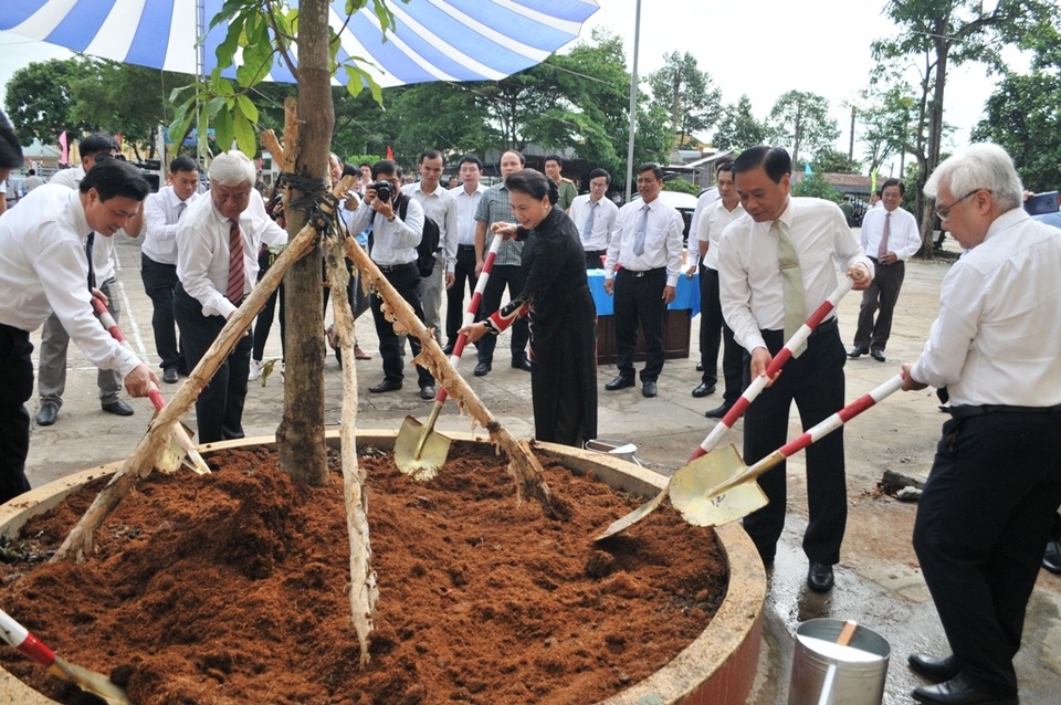 Chủ tịch Quốc hội Nguyễn Thị Kim Ngân dự khai giảng tại ngôi trường đạt chuẩn quốc gia đầu tiên ở miền Tây - 7 Chủ tịch Quốc hội Nguyễn Thị Kim Ngân dự khai giảng tại ngôi trường đạt chuẩn quốc gia đầu tiên ở miền Tây - 7