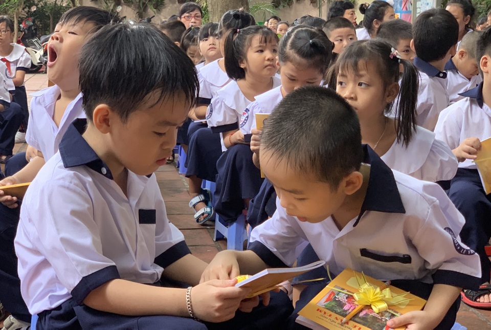 Những đứa trẻ ca sinh 5 đầu tiên ở Việt Nam trong lễ khai giảng vào lớp 1 - 9 Những đứa trẻ ca sinh 5 đầu tiên ở Việt Nam trong lễ khai giảng vào lớp 1 - 9