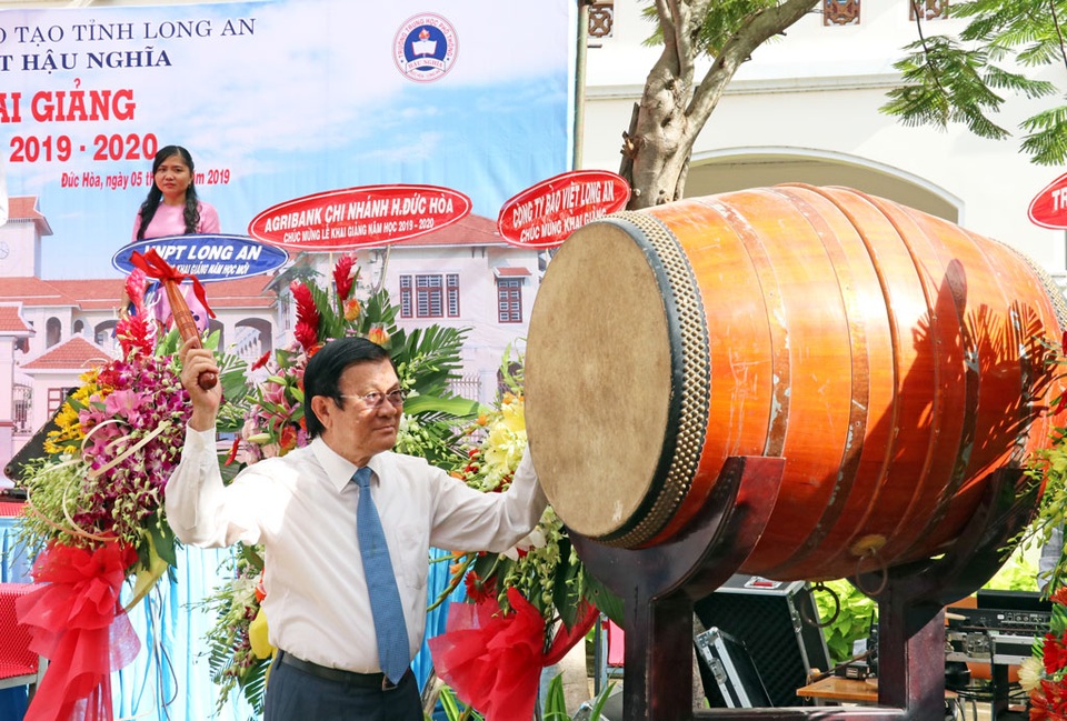 Nguyên Chủ tịch nước Trương Tấn Sang dự lễ khai giảng năm học mới ở Long An - 1 Nguyên Chủ tịch nước Trương Tấn Sang dự lễ khai giảng năm học mới ở Long An - 1