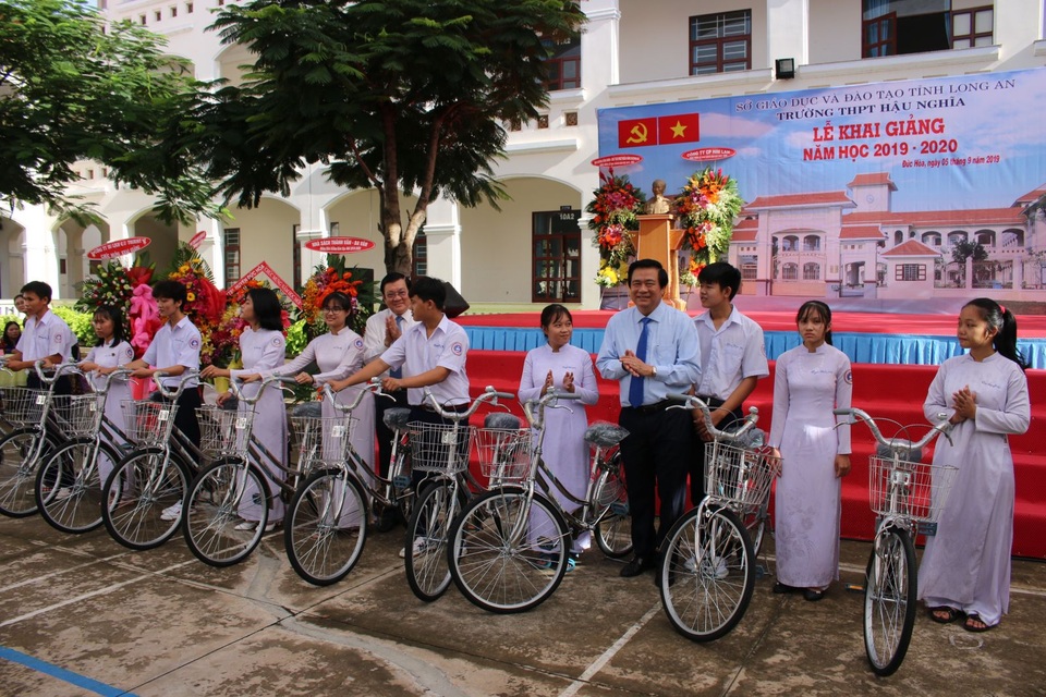 Nguyên Chủ tịch nước Trương Tấn Sang dự lễ khai giảng năm học mới ở Long An - 2 Nguyên Chủ tịch nước Trương Tấn Sang dự lễ khai giảng năm học mới ở Long An - 2