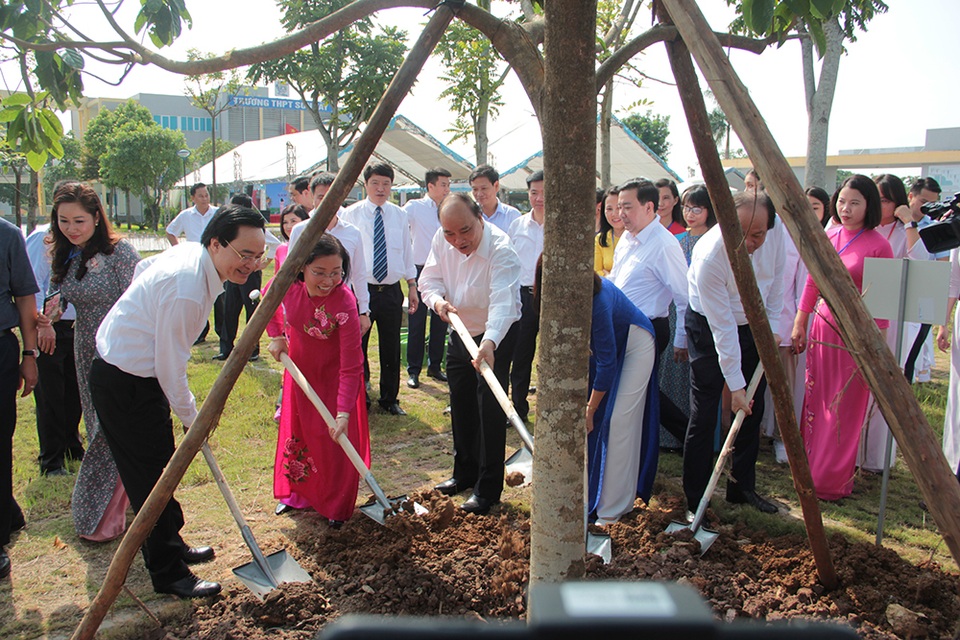 Thủ tướng Nguyễn Xuân Phúc: Dạy chữ đã quan trọng, dạy đức càng quan trọng hơn - 8 Thủ tướng Nguyễn Xuân Phúc: Dạy chữ đã quan trọng, dạy đức càng quan trọng hơn - 8