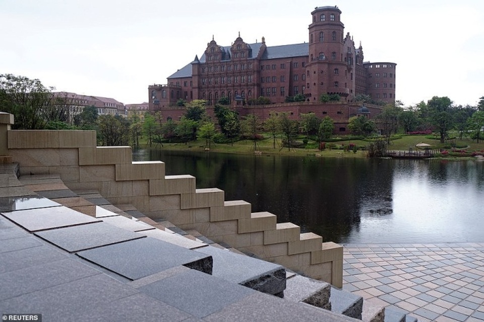 Chiêm ngưỡng tổ hợp văn phòng khủng và xa hoa nhất thế giới - 1