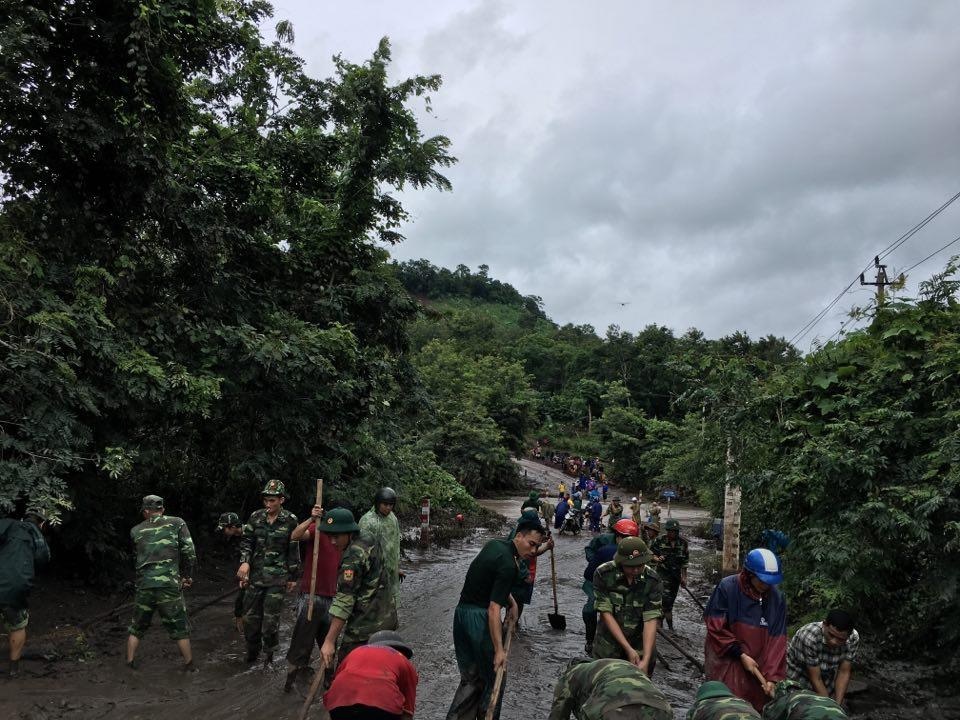 Sau mưa lũ, Bộ đội Biên phòng hối hả dọn bùn giúp dân - 5 Sau mưa lũ, Bộ đội Biên phòng hối hả dọn bùn giúp dân - 5