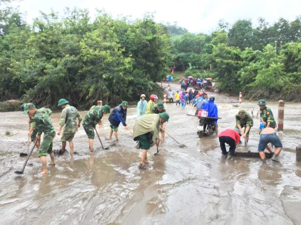 Sau mưa lũ, Bộ đội Biên phòng hối hả dọn bùn giúp dân - 8 Sau mưa lũ, Bộ đội Biên phòng hối hả dọn bùn giúp dân - 8