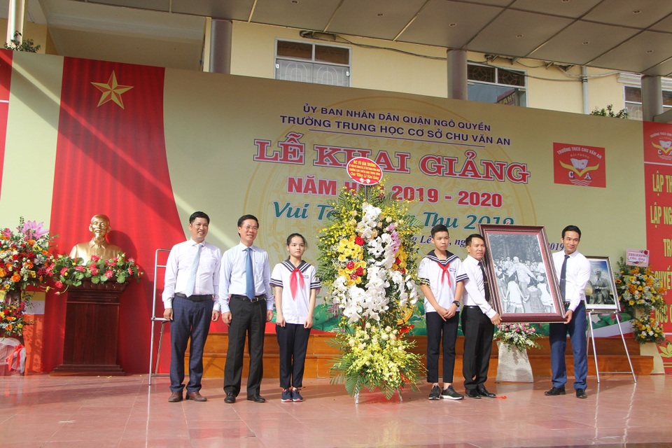 Học trò cả nước náo nức khai giảng năm học mới - 13 Học trò cả nước náo nức khai giảng năm học mới - 13