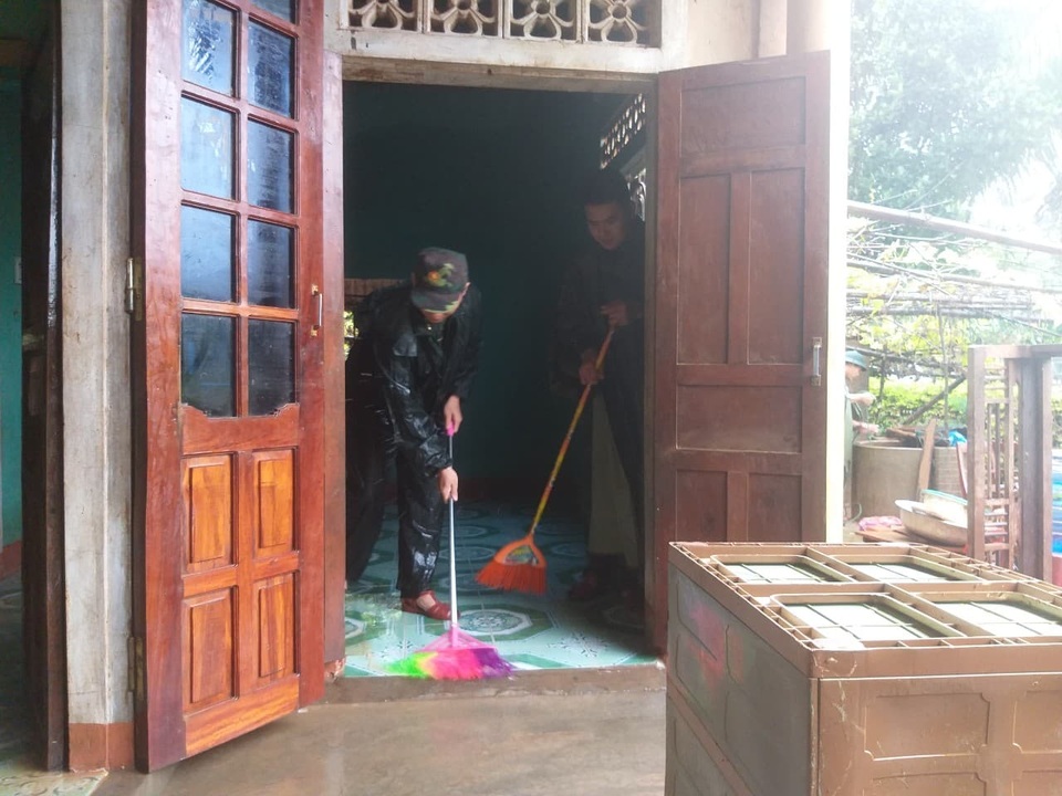 Sau mưa lũ, Bộ đội Biên phòng hối hả dọn bùn giúp dân - 7 Sau mưa lũ, Bộ đội Biên phòng hối hả dọn bùn giúp dân - 7