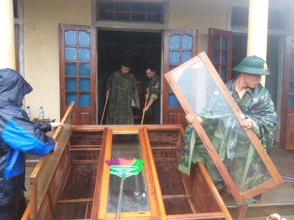 Sau mưa lũ, Bộ đội Biên phòng hối hả dọn bùn giúp dân - 6 Sau mưa lũ, Bộ đội Biên phòng hối hả dọn bùn giúp dân - 6