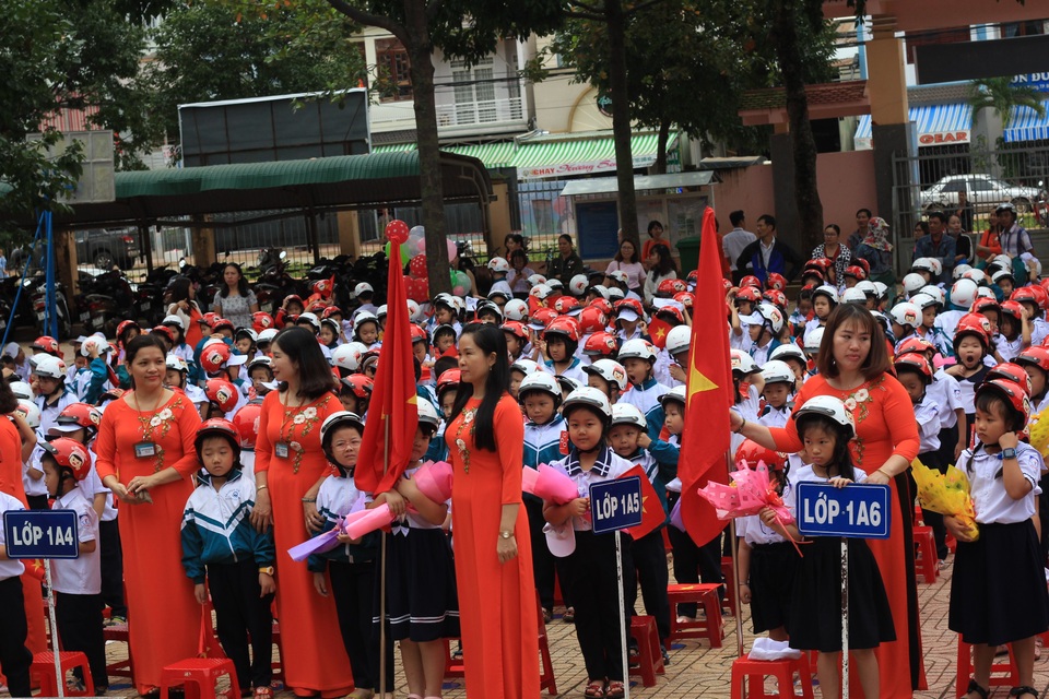 Đắk Lắk: Tặng 42.000 mũ bảo hiểm cho học sinh lớp 1 ngay trong ngày khai giảng - 2 Đắk Lắk: Tặng 42.000 mũ bảo hiểm cho học sinh lớp 1 ngay trong ngày khai giảng - 2