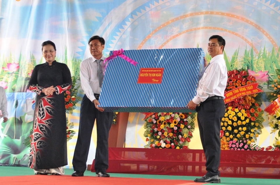 Chủ tịch Quốc hội Nguyễn Thị Kim Ngân dự khai giảng tại ngôi trường đạt chuẩn quốc gia đầu tiên ở miền Tây - 5 Chủ tịch Quốc hội Nguyễn Thị Kim Ngân dự khai giảng tại ngôi trường đạt chuẩn quốc gia đầu tiên ở miền Tây - 5