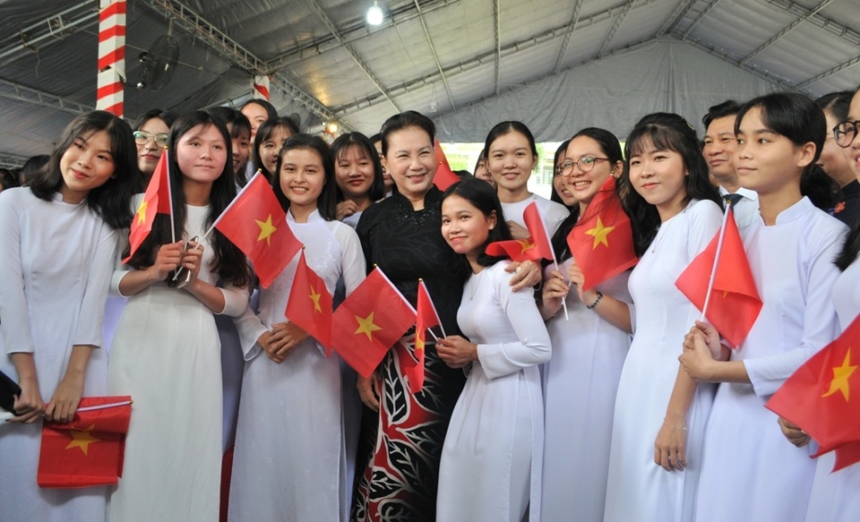 Chủ tịch Quốc hội Nguyễn Thị Kim Ngân dự khai giảng tại ngôi trường đạt chuẩn quốc gia đầu tiên ở miền Tây - 6 Chủ tịch Quốc hội Nguyễn Thị Kim Ngân dự khai giảng tại ngôi trường đạt chuẩn quốc gia đầu tiên ở miền Tây - 6