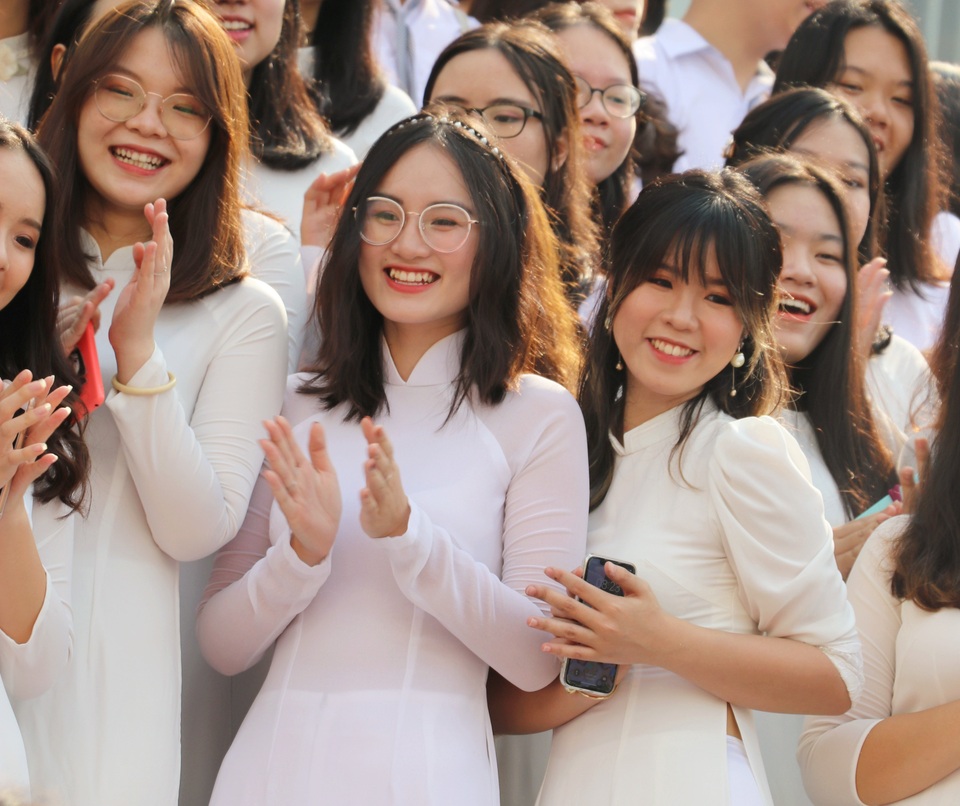 Nụ cười răng khểnh tỏa nắng của nữ sinh 10X trường Ams ngày khai giảng - 12 Nụ cười răng khểnh tỏa nắng của nữ sinh 10X trường Ams ngày khai giảng - 12
