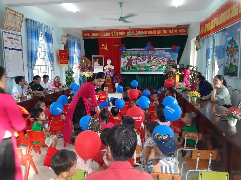 Không khí khai giảng khắp xứ Nghệ: Miền xuôi mưa, biên giới nắng ráo - 9 Không khí khai giảng khắp xứ Nghệ: Miền xuôi mưa, biên giới nắng ráo - 9