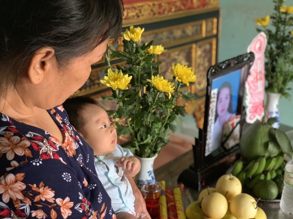 Con dâu tử vong trong vụ thảm án tại Hà Nội: Bé hơn tháng tuổi khóc ngất khát sữa! - 1 Con dâu tử vong trong vụ thảm án tại Hà Nội: Bé hơn tháng tuổi khóc ngất khát sữa! - 1