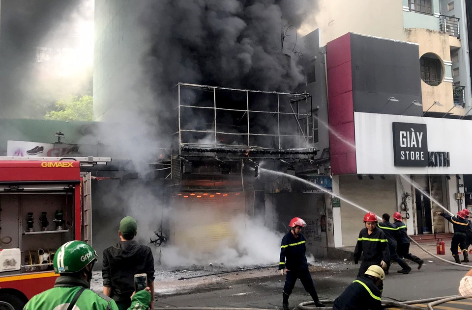 Cảnh sát cứu hai vợ chồng mắc kẹt trong ngôi nhà đang bốc cháy ngùn ngụt - 1