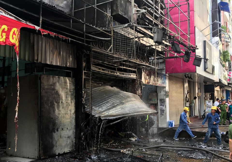 Cảnh sát cứu hai vợ chồng mắc kẹt trong ngôi nhà đang bốc cháy ngùn ngụt - 4