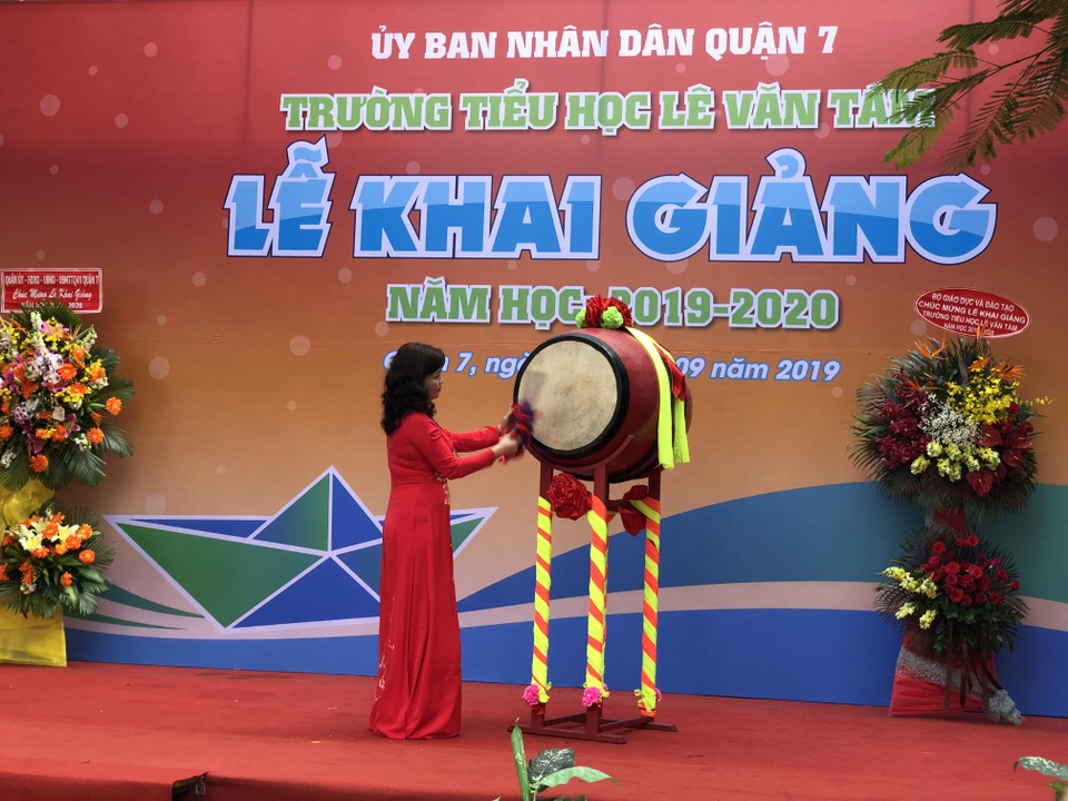 Phó Thủ tướng Vũ Đức Đam đứng cùng phụ huynh xem học sinh khai giảng - 8