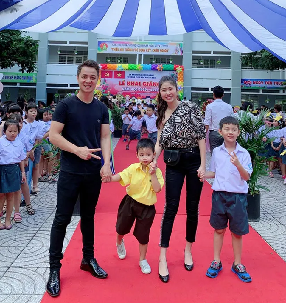 Sao Việt đưa con đến trường ngày khai giảng - 4