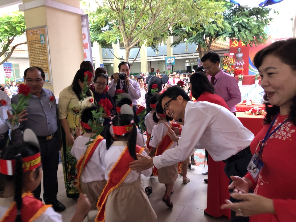 Phó Thủ tướng Vũ Đức Đam đứng cùng phụ huynh xem học sinh khai giảng - 2