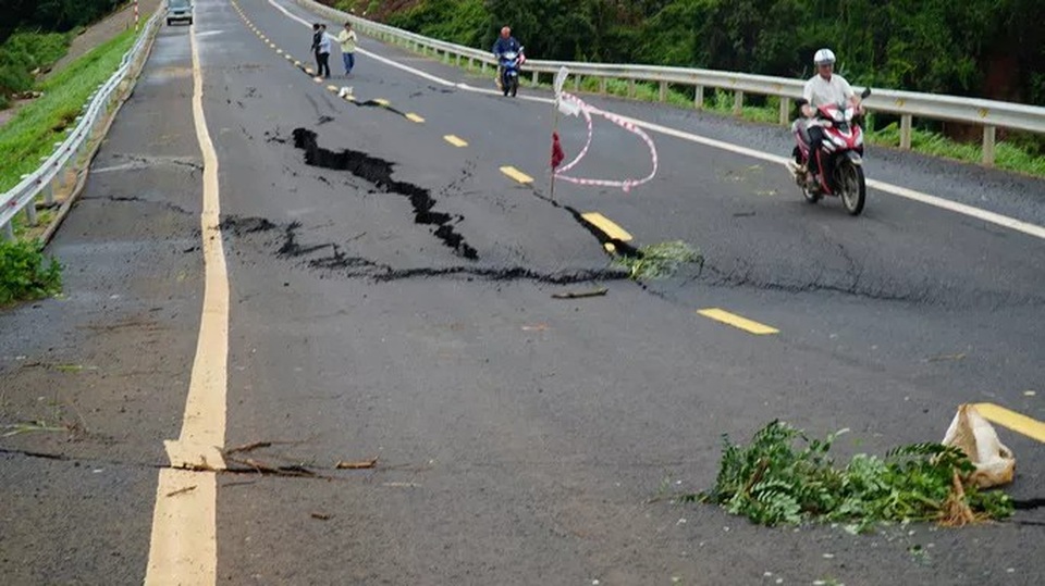 Đường 250 tỷ đồng chưa bàn giao đã nứt toác, biến dạng - 4 Đường 250 tỷ đồng chưa bàn giao đã nứt toác, biến dạng - 4