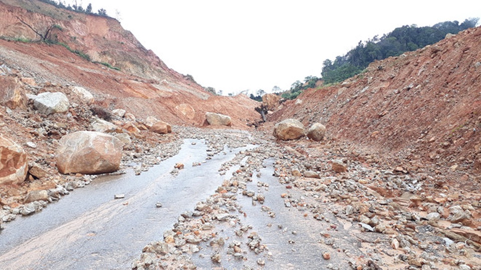 Kon Tum: 34 trường tạm hoãn lễ khai giảng vì mưa lớn, sạt lở nguy hiểm - 1