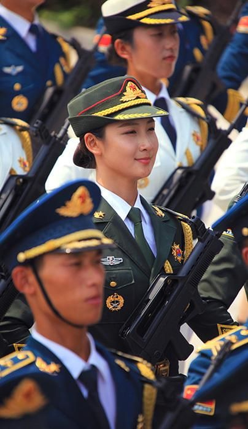 Vẻ đẹp gây bão” mạng của nữ quân nhân Trung Quốc từng là người mẫu nội y - 6 Vẻ đẹp gây bão” mạng của nữ quân nhân Trung Quốc từng là người mẫu nội y - 6