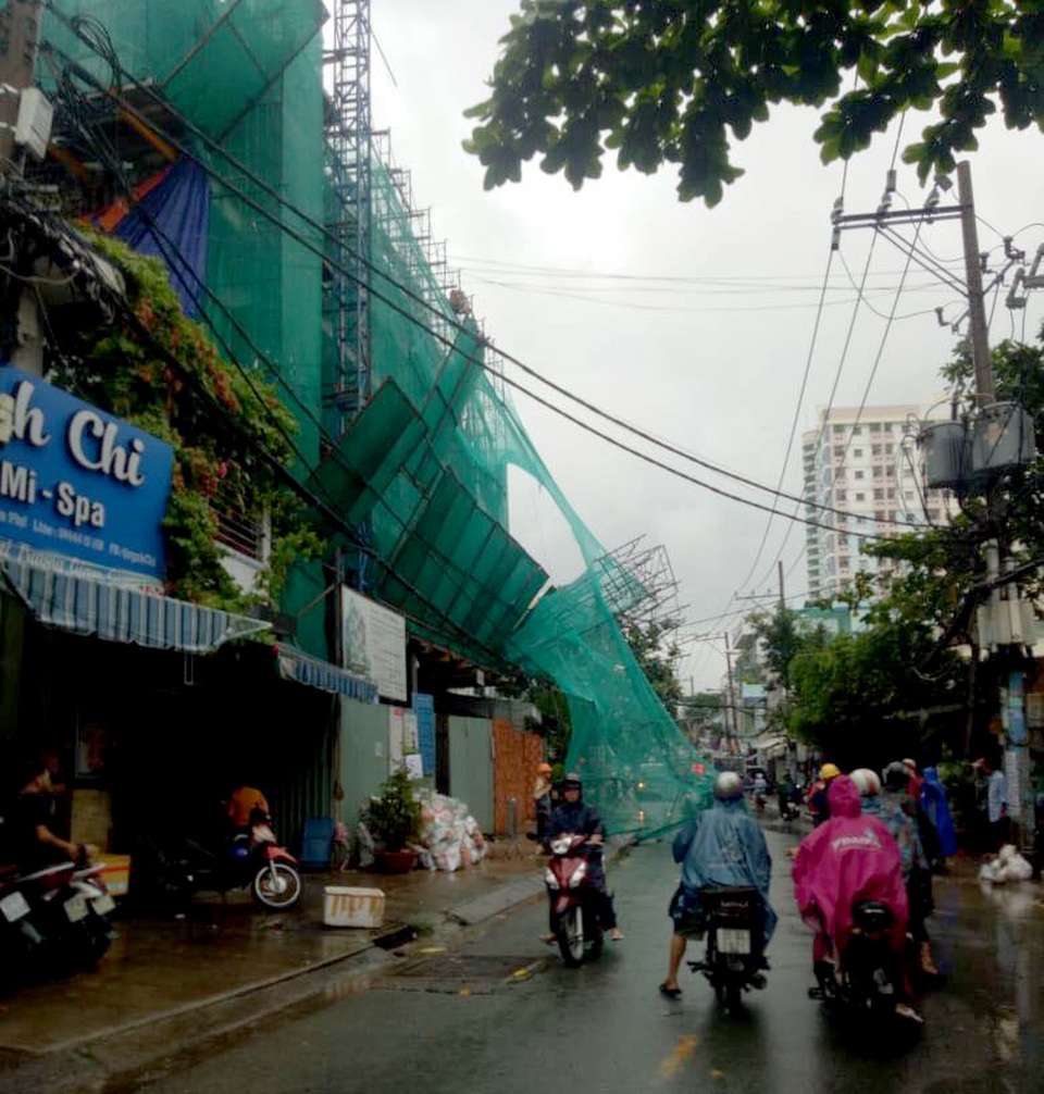 Giàn giáo rơi xuống đường, suýt đè trúng người phụ nữ mua ve chai - 1 Giàn giáo rơi xuống đường, suýt đè trúng người phụ nữ mua ve chai - 1