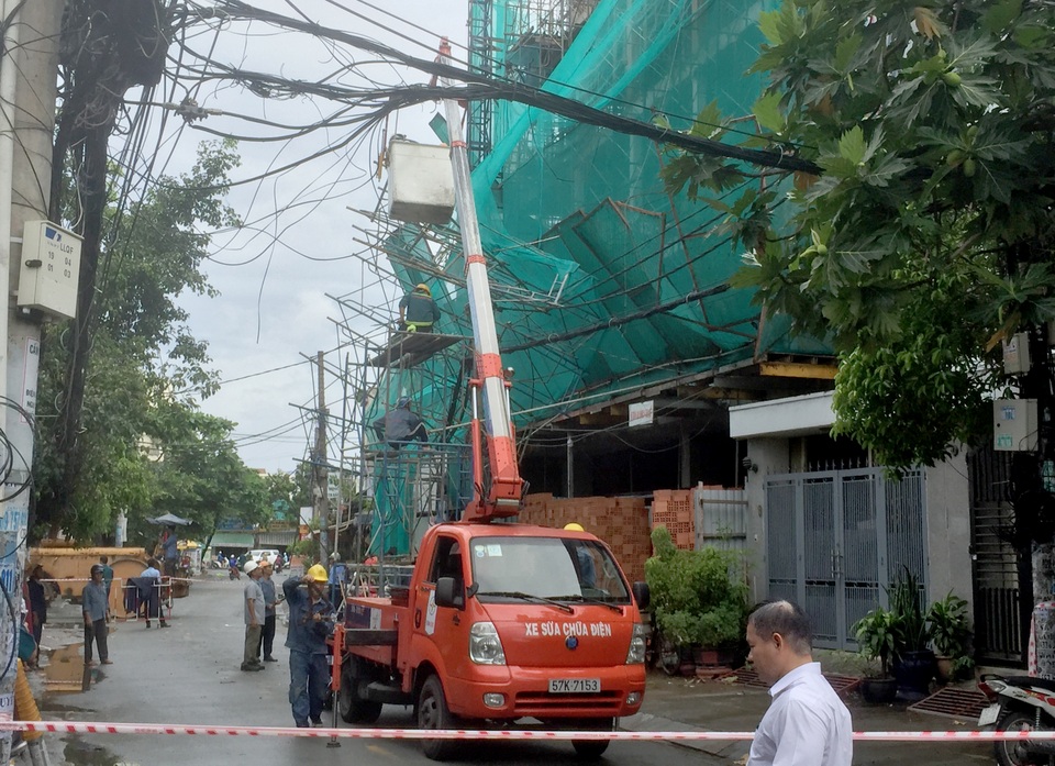 Giàn giáo rơi xuống đường, suýt đè trúng người phụ nữ mua ve chai - 2 Giàn giáo rơi xuống đường, suýt đè trúng người phụ nữ mua ve chai - 2